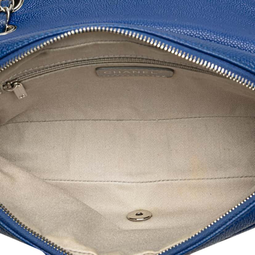 Chanel Medium Quilted Caviar Easy Flap Blue Leather Good condition - Model View