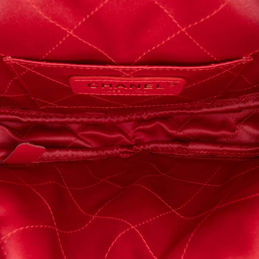 Chanel Quilted Caviar Diamond Clutch With Chain White Leather Good condition - Model View
