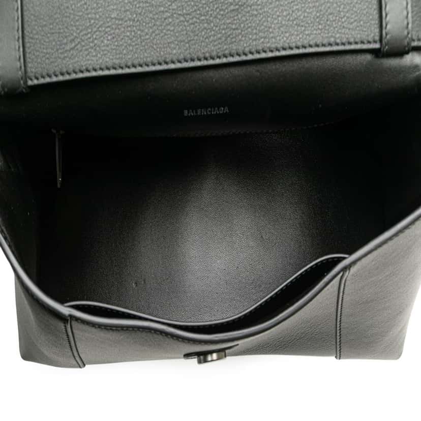 Balenciaga Medium Leather Soft Hourglass Crossbody Black Leather Good condition - Model View