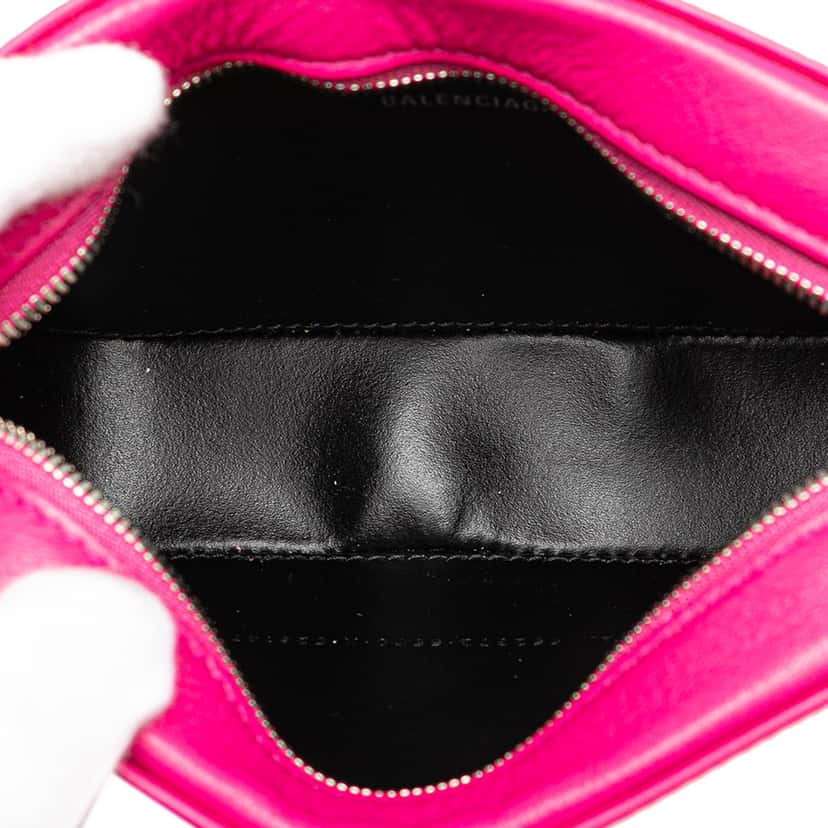 Balenciaga XS Leather Everyday Camera Bag Pink Leather Good condition - Model View