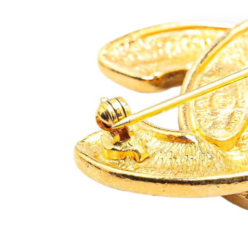 Chanel Gold Plated CC Quilted Brooch Gold Metal Good condition - Model View