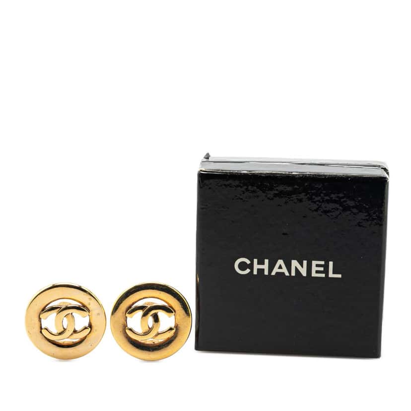 Chanel Gold Plated CC Round Clip On Earrings Gold Metal Good condition - Model View