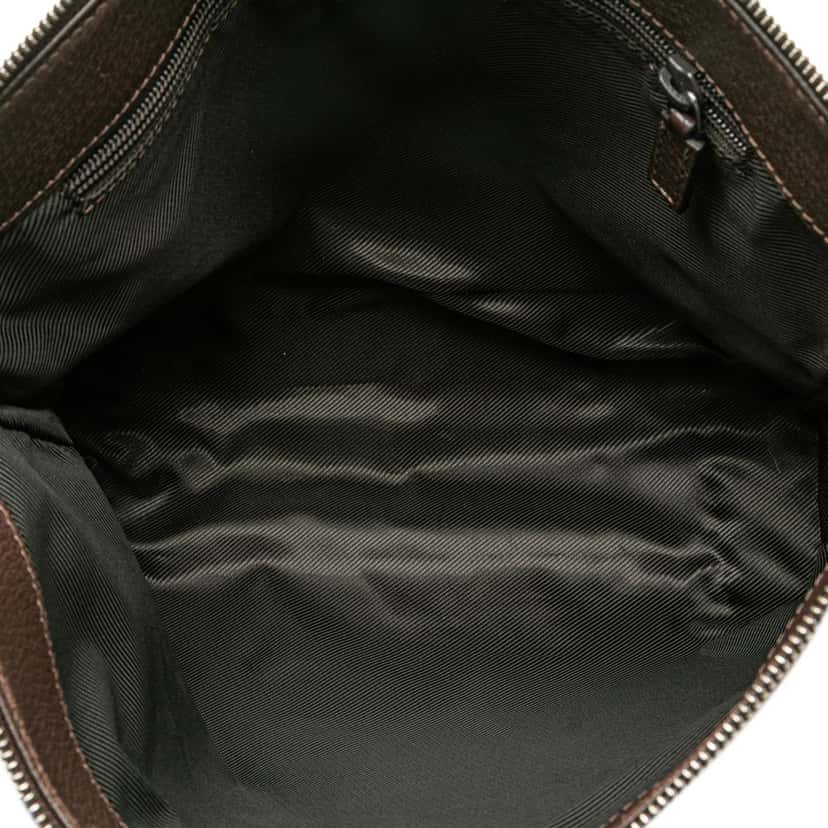 Gucci GG Canvas Crossbody Brown Canvas Good condition - Model View