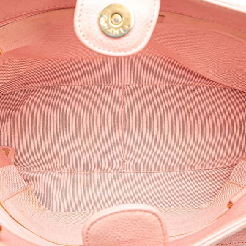 Chanel Caviar Petite Shopping Tote Pink Leather Good condition - Model View