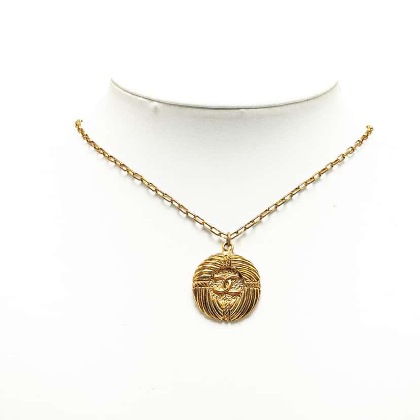Chanel Gold Plated CC Round Pendant Necklace Gold Metal Good condition - Box View