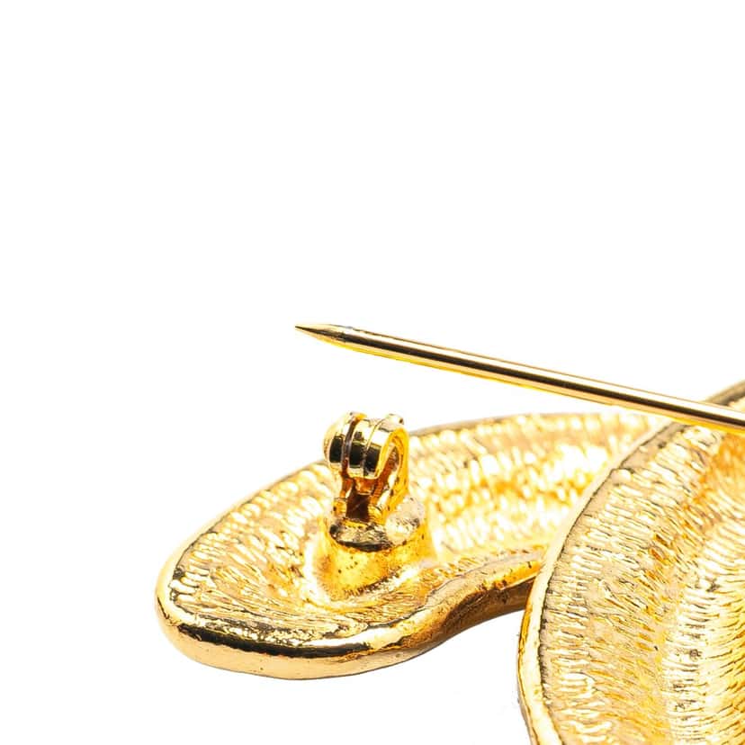 Chanel Gold Plated CC Quilted Brooch Gold Metal Good condition - Model View