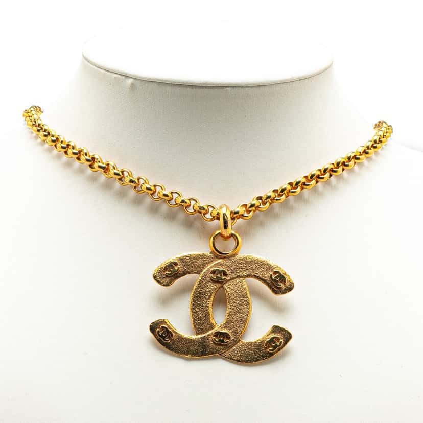Chanel Gold Plated CC Embossed Pendant Necklace Gold Metal Good condition - Model View