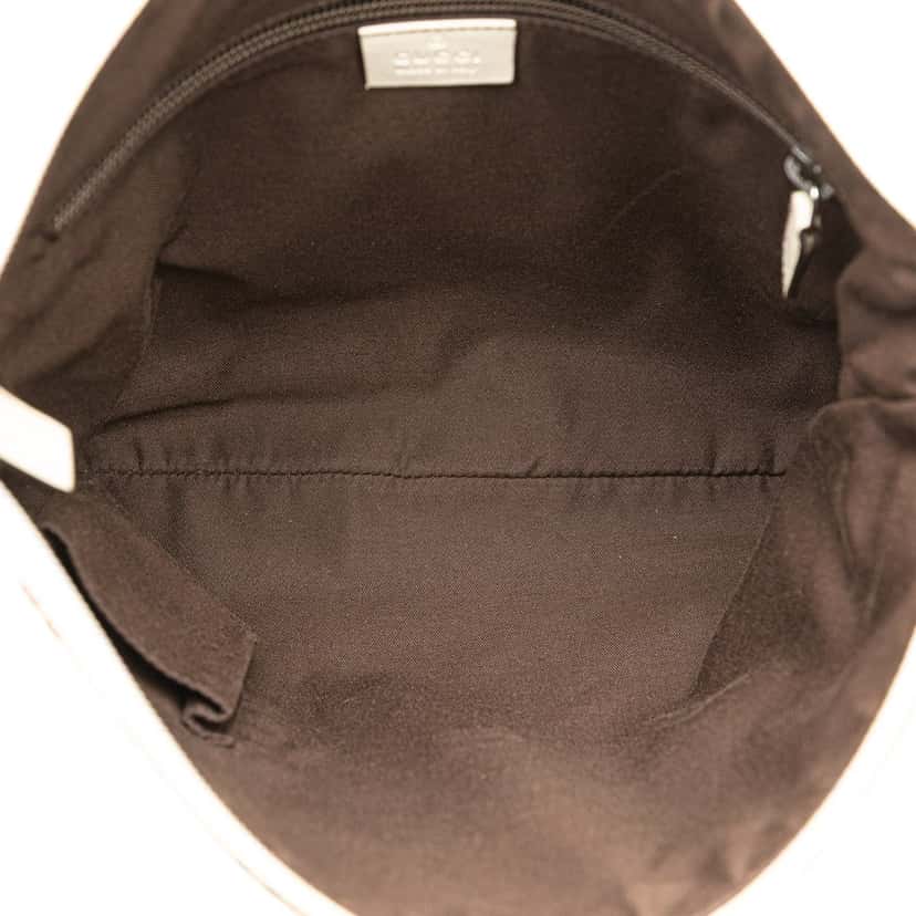 Gucci GG Canvas Crossbody Brown Canvas Good condition - Model View