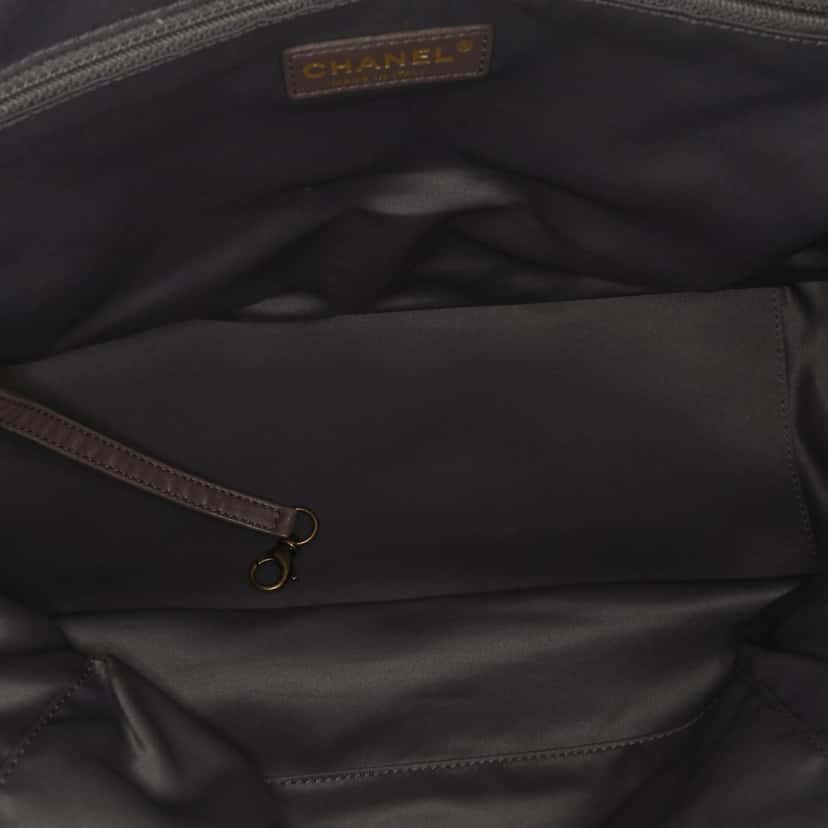 Chanel CC Quilted Calfskin Triptych Tote Grey Leather Good condition - Model View
