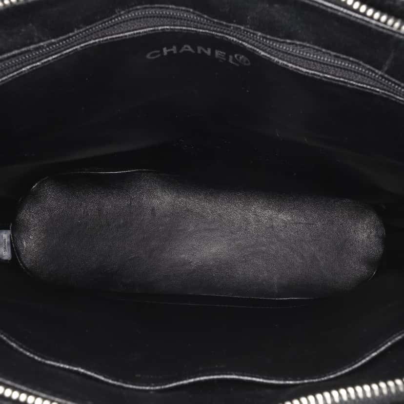 Chanel Quilted Caviar Shoulder Bag Black Leather Good condition - Model View