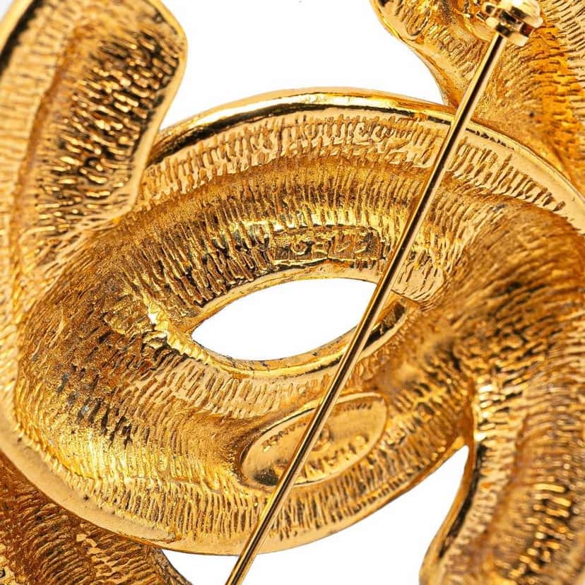 Chanel CC Gold Plated Quilted Brooch Gold Metal Good condition - Model View