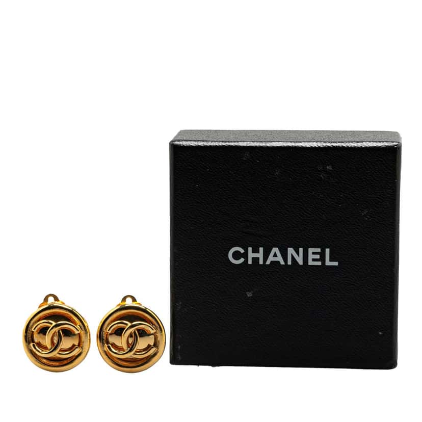 Chanel Gold Plated CC Round Clip On Earrings Gold Metal Good condition - Model View