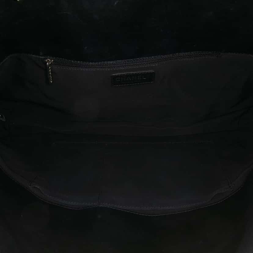 Chanel CC Quilted Lambskin Urban Delight Tote Black Leather Good condition - Model View