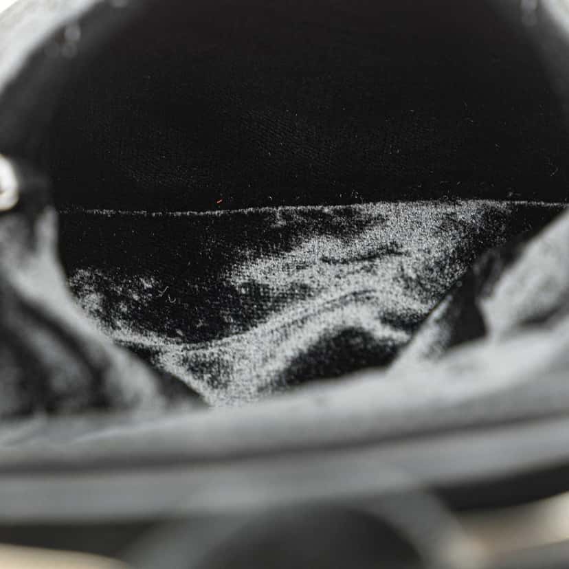 Chanel Quilted Velvet Camellia Wristlet Clutch Black Velvet Good condition - Model View