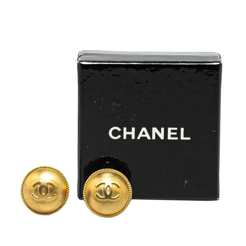 Chanel Gold Plated CC Clip On Earrings Gold Metal Good condition - Model View
