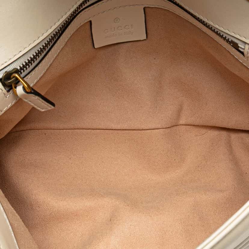 Gucci Small GG Marmont Matelasse Leather Flap Crossbody White Leather Good condition - Model View