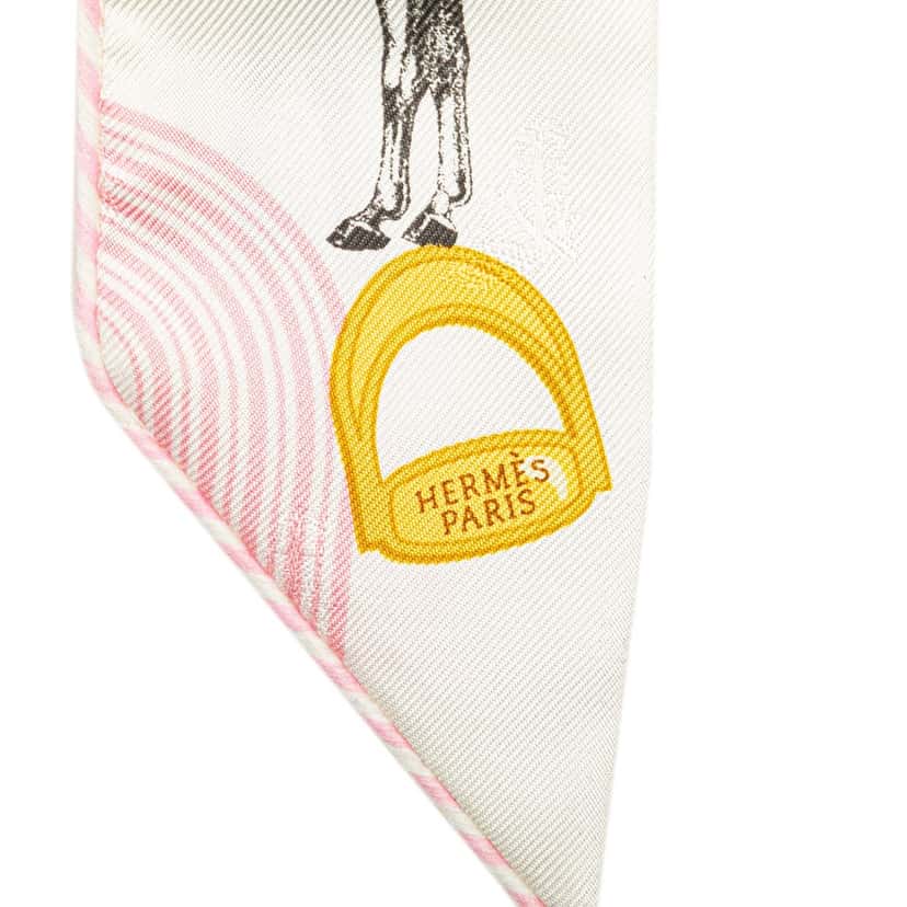 Hermès Garde Robe Pop Charms Twilly Silk Scarf White Silk Very good condition - Model View