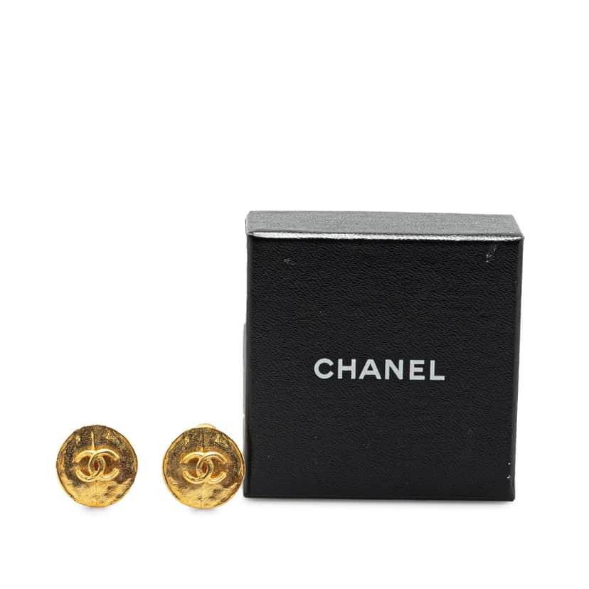 Chanel Gold Plated CC Clip On Earrings Gold Metal Good condition - Model View