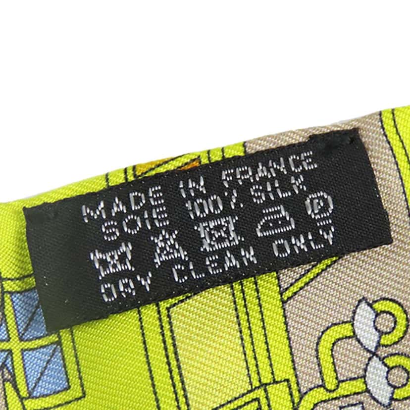 Hermès La Maison Des Carres Silk Twilly Scarf Green Silk Good condition - Model View