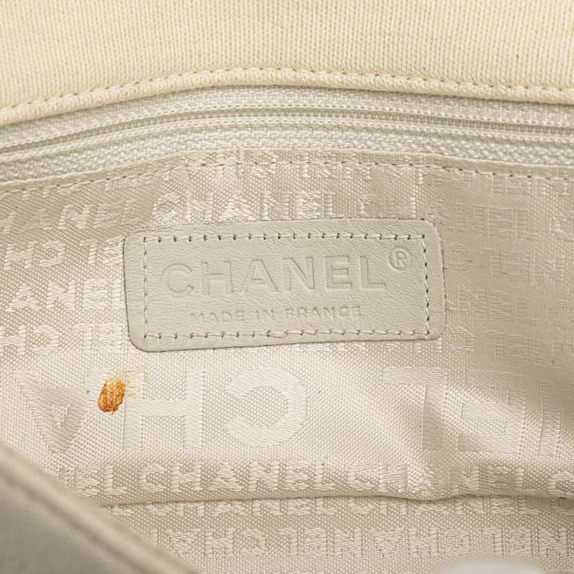 Chanel CC Jersey Pyramid Stud Flap White Cotton Good condition - Box View