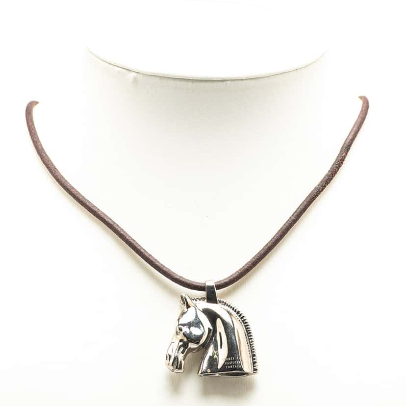 Hermès Palladium Plated Horse Head Pendant Necklace Silver Metal Good condition - Model View