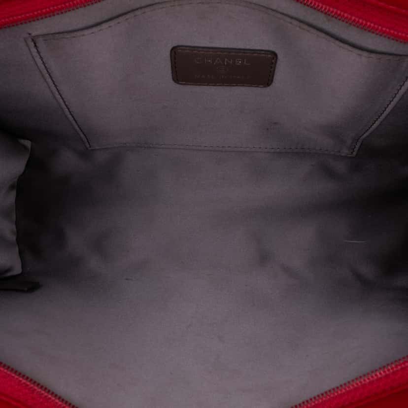 Chanel Patent Calfskin Lucky Symbols Shoulder Bag Red Leather Good condition - Model View