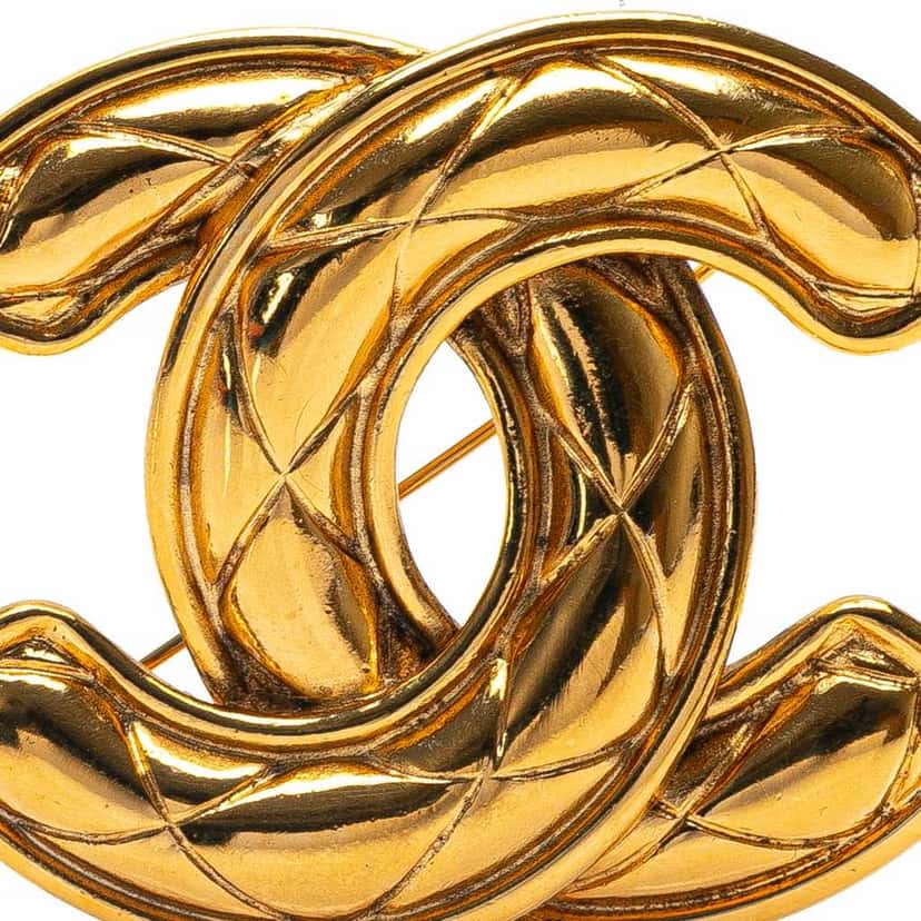 Chanel Gold Plated CC Quilted Brooch Gold Metal Good condition - Model View