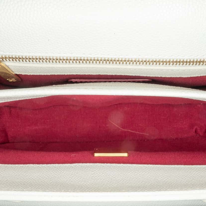 Chanel CC Quilted Caviar Flap Crossbody White Leather Good condition - Model View