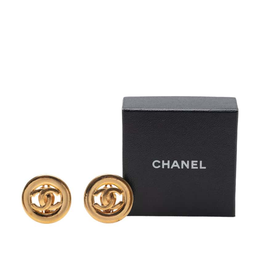 Chanel Gold Plated CC Round Clip On Earrings Gold Metal Good condition - Model View