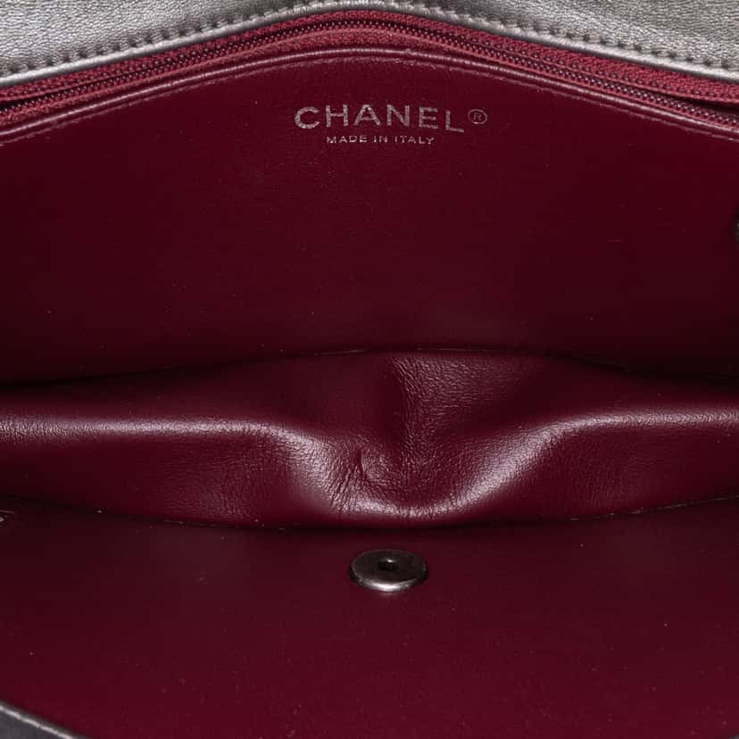 Chanel Medium Embossed Calfskin Propeller Flap Grey Leather Good condition - Model View