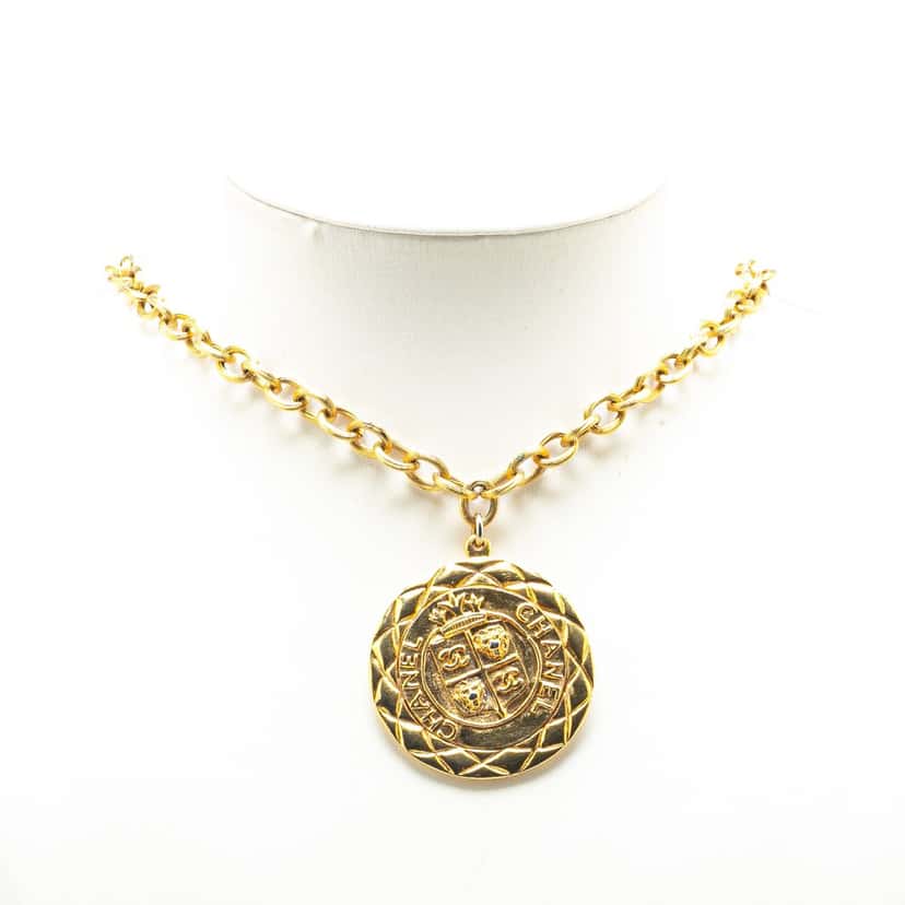 Chanel Gold Plated Medallion Pendant Necklace Gold Metal Good condition - Box View