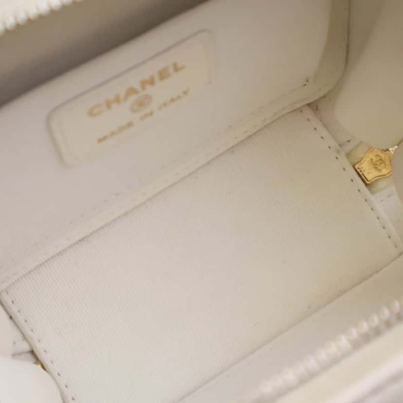 Chanel Mini Quilted Lambskin CC Vanity Case White Leather Good condition - Box View