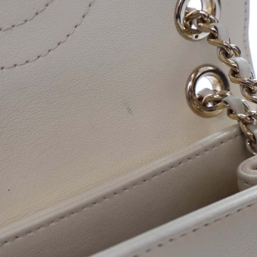 Chanel Small Chevron Sheepskin CC Subtle Flap White Leather Good condition - Box View