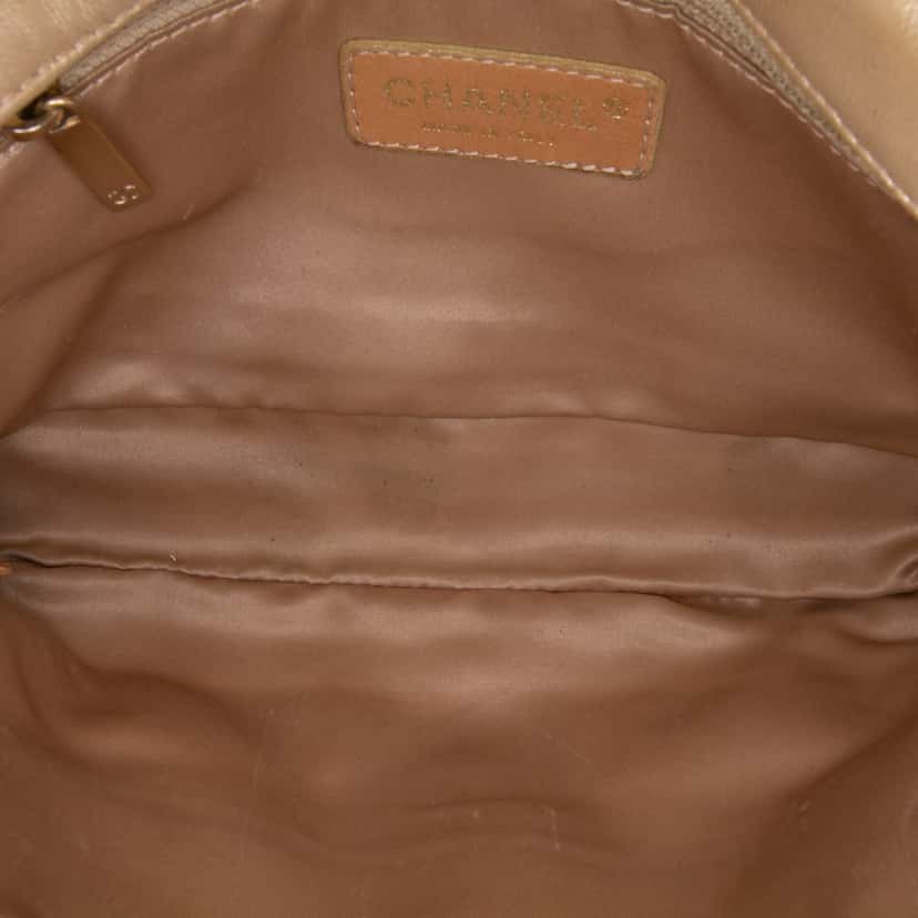 Chanel CC Metallic Lambskin Patchwork Flap Gold Leather Good condition - Model View