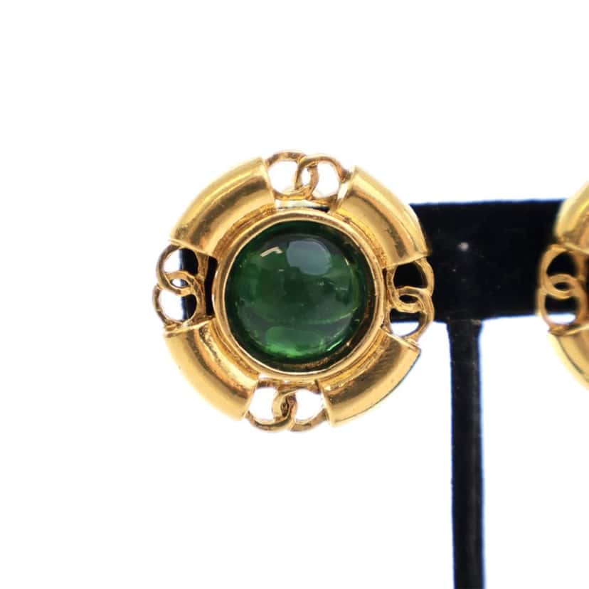 Chanel Gold Plated Gripoix Round Clip On Earrings Gold Metal Good condition - Model View