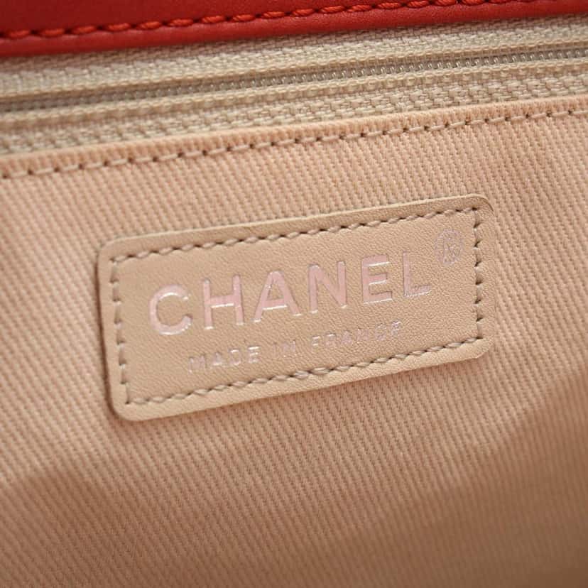 Chanel CC Quilted Lambskin Chain Tote Red Leather Good condition - Model View