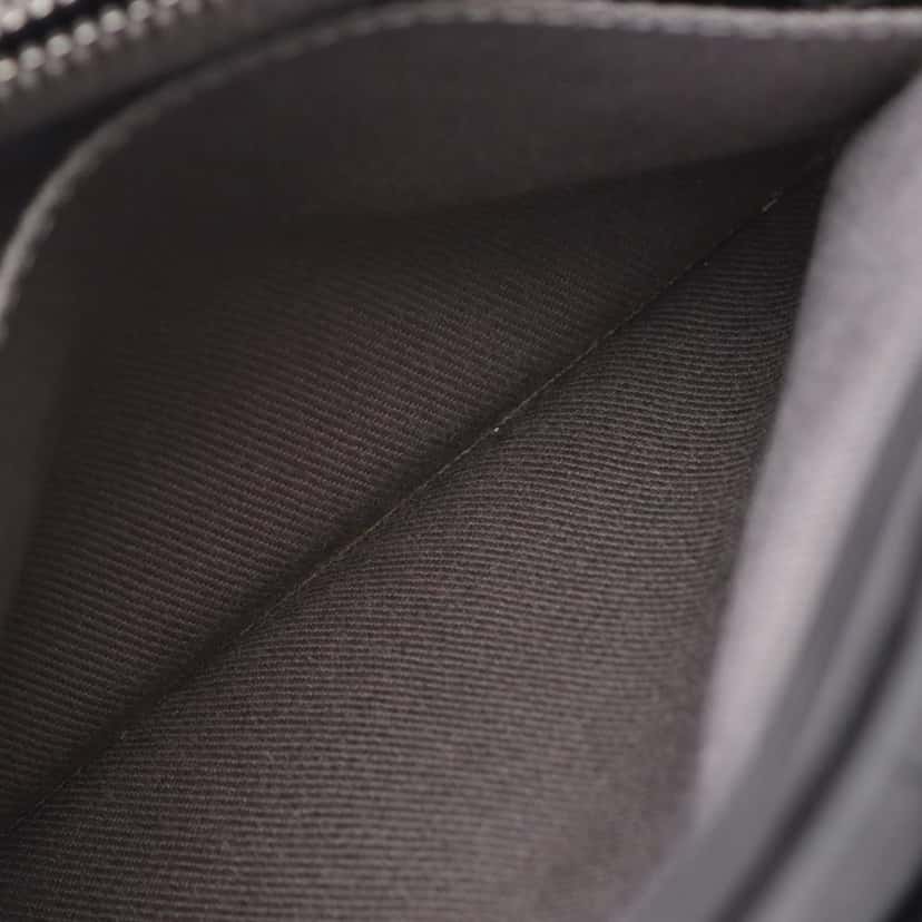 Chanel Medium CC Quilted Calfskin Stitch It Tote Black Leather Good condition - Model View