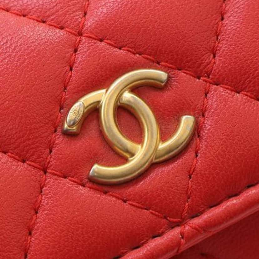 Chanel Quilted Lambskin Pearl Crush Waist Bag Red Leather Good condition - Model View