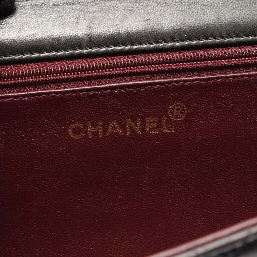 Chanel CC Quilted Lambskin Chain Single Flap Black Leather Good condition - Model View