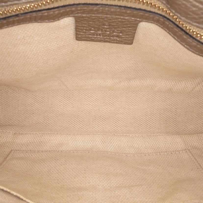 Gucci Medium Metallic Leather Soho Chain Flap Crossbody Silver Leather Good condition - Model View