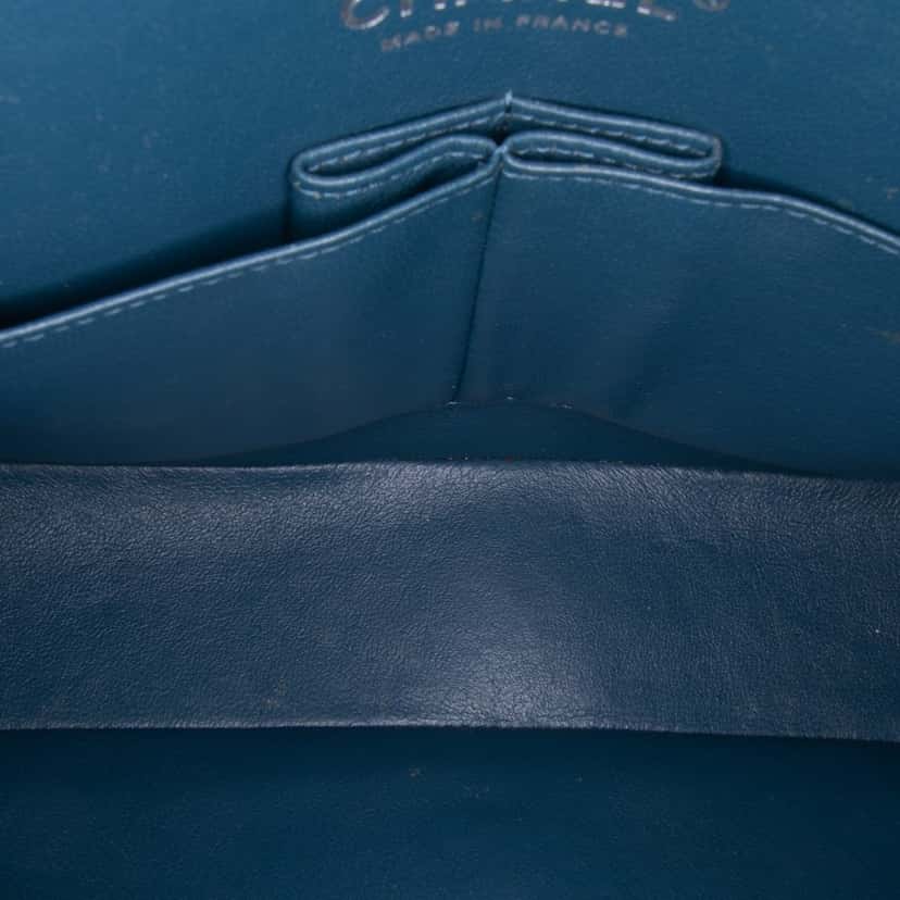 Chanel Medium Classic Caviar Double Flap Blue Leather Good condition - Model View