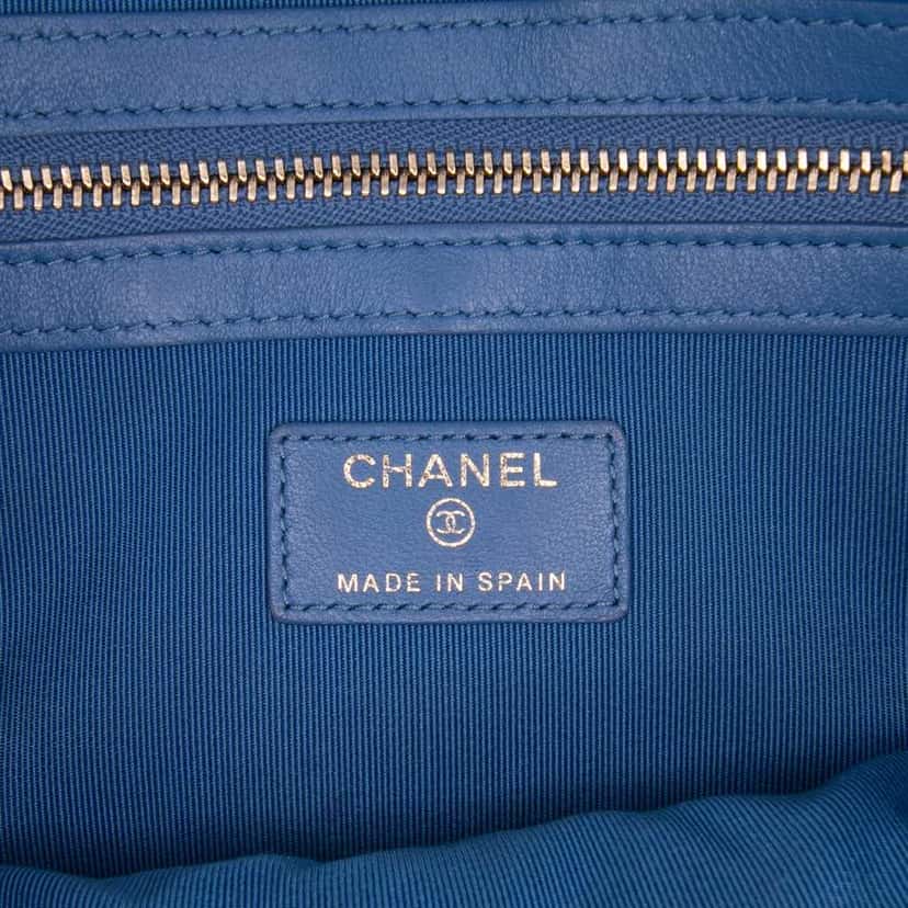 Chanel Medium Quilted Lambskin O Case Clutch Blue Leather Good condition - Box View