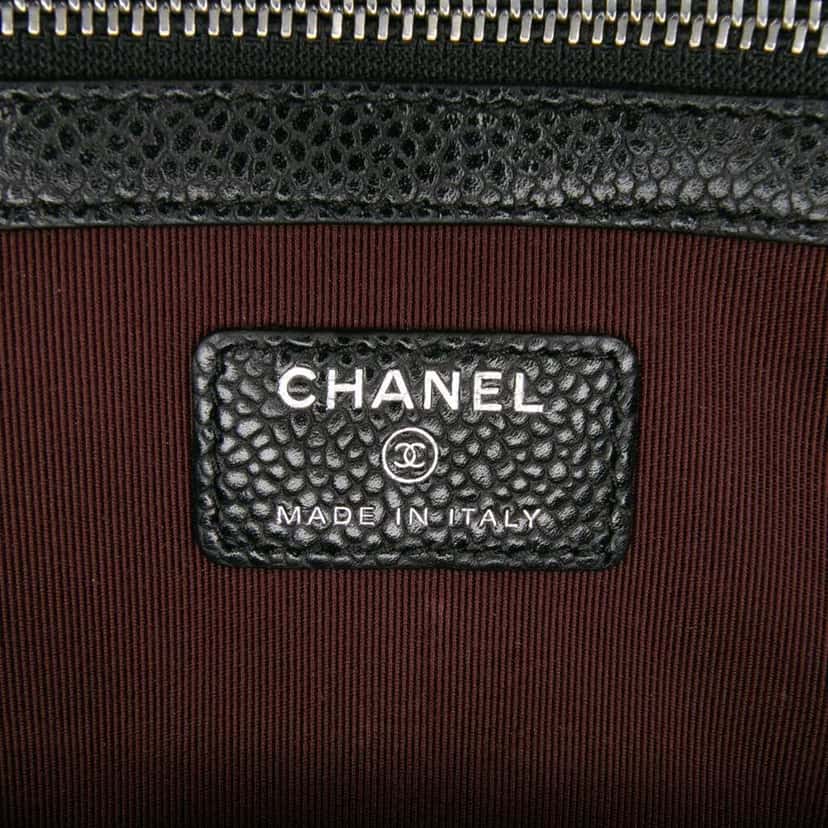 Chanel Medium Quilted Caviar O Case Clutch Black Leather Good condition - Box View
