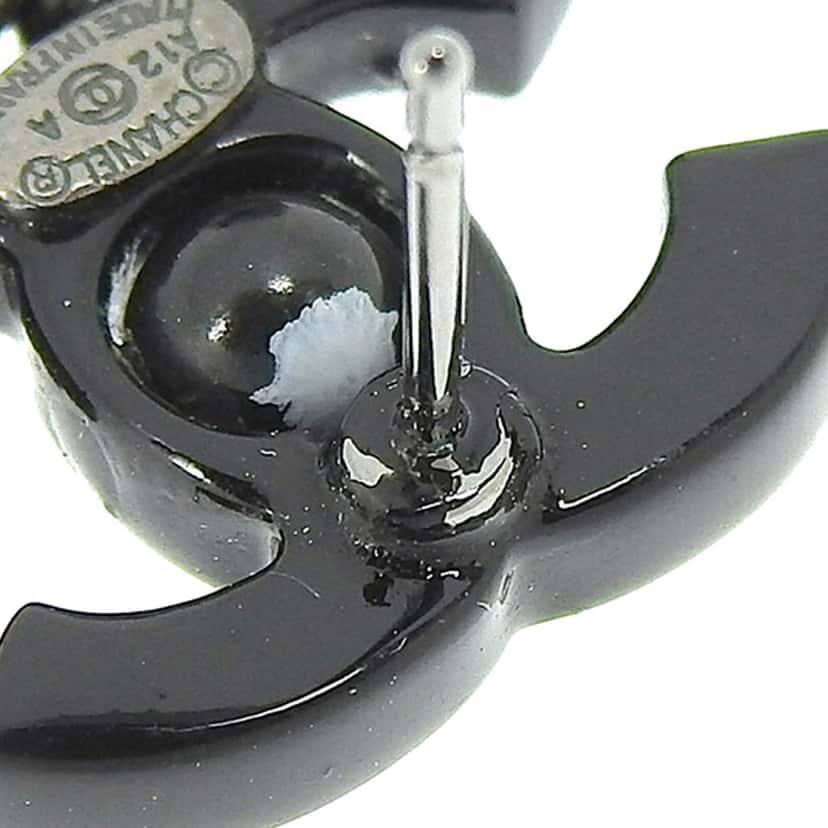 Chanel CC Plastic Drop Push Back Earrings Black Good condition - Model View