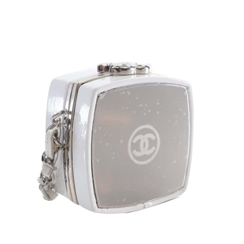 Chanel Patent Goatskin Make-Up Box Clutch With Chain White Leather Very good condition - Back View