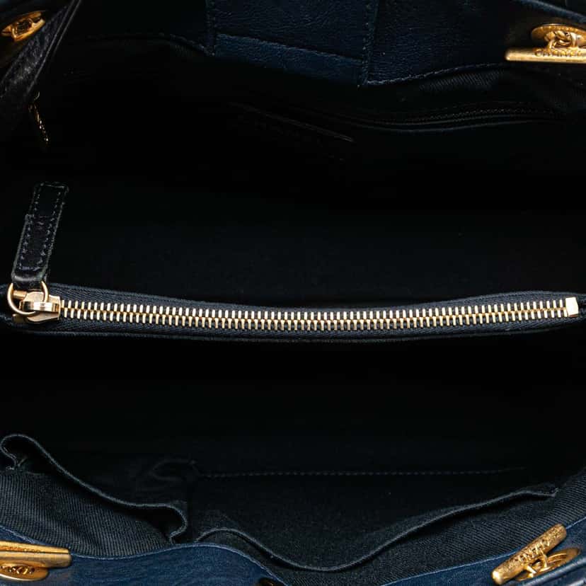 Chanel Medium Chevron Wrinkled Lambskin Medallion Charm Tote Blue Leather Good condition - Model View