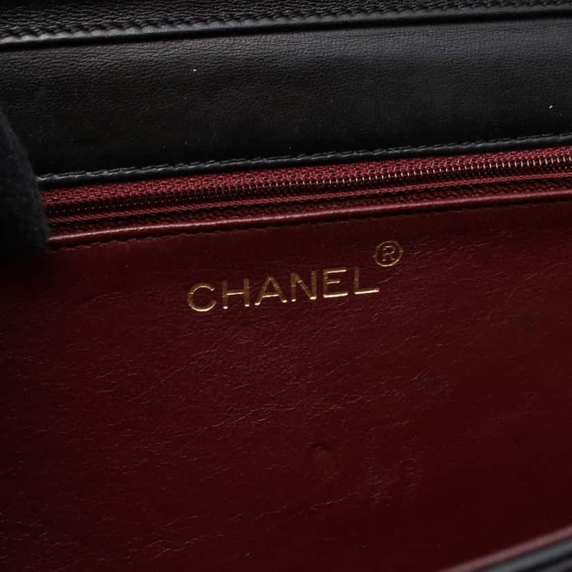 Chanel CC Quilted Lambskin Chain Single Flap Black Leather Good condition - Model View