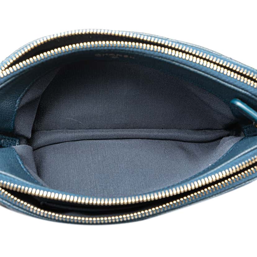 Chanel Quilted Caviar Clutch with Chain Blue Leather Good condition - Model View