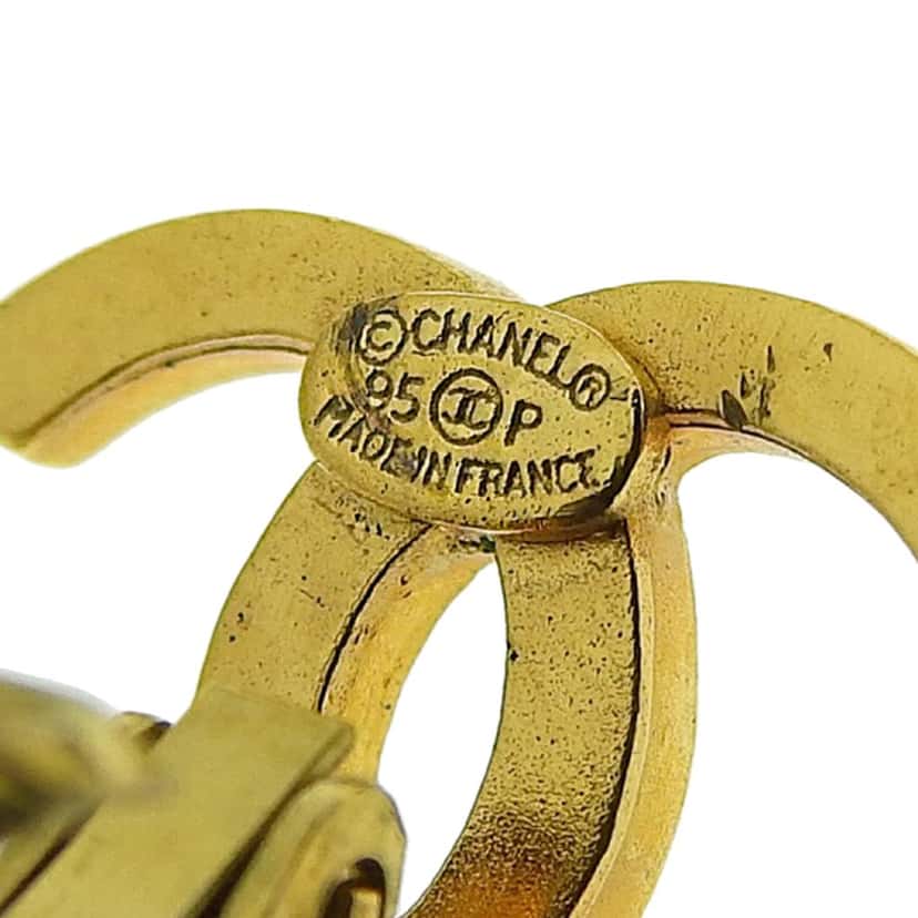 Chanel Gold Plated CC Faux Pearl Drop Clip on Earrings Gold Metal Good condition - Model View