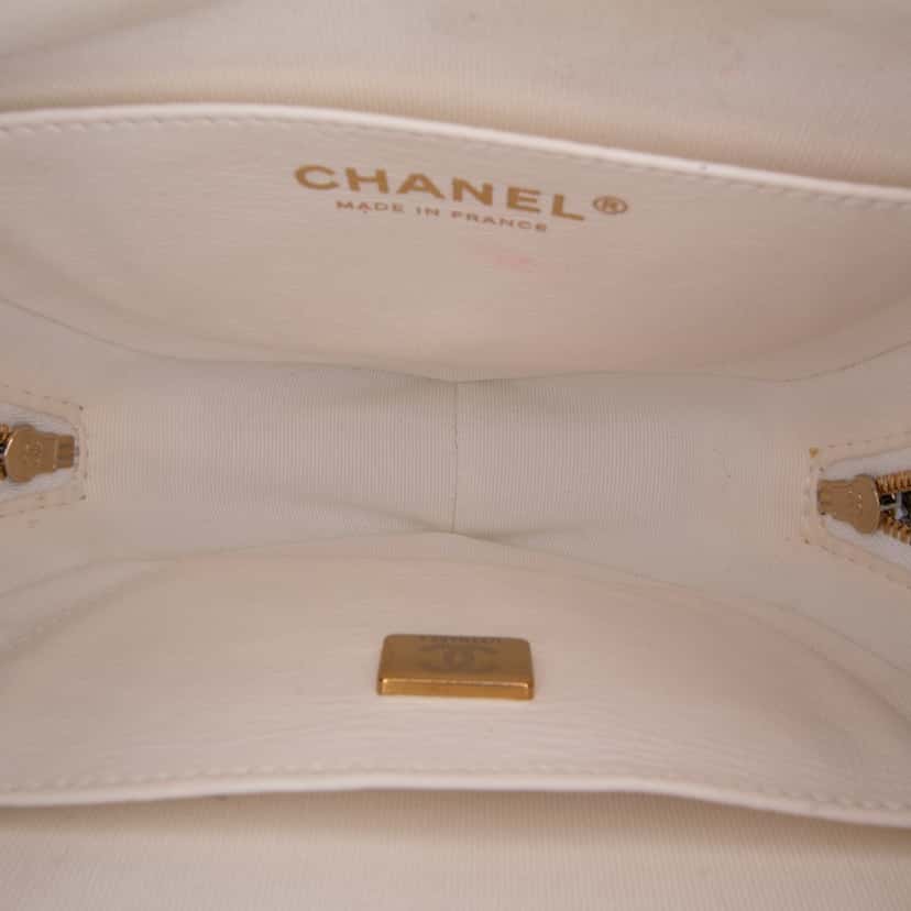 Chanel Lambskin CC in Love Heart Crossbody White Leather Good condition - Model View